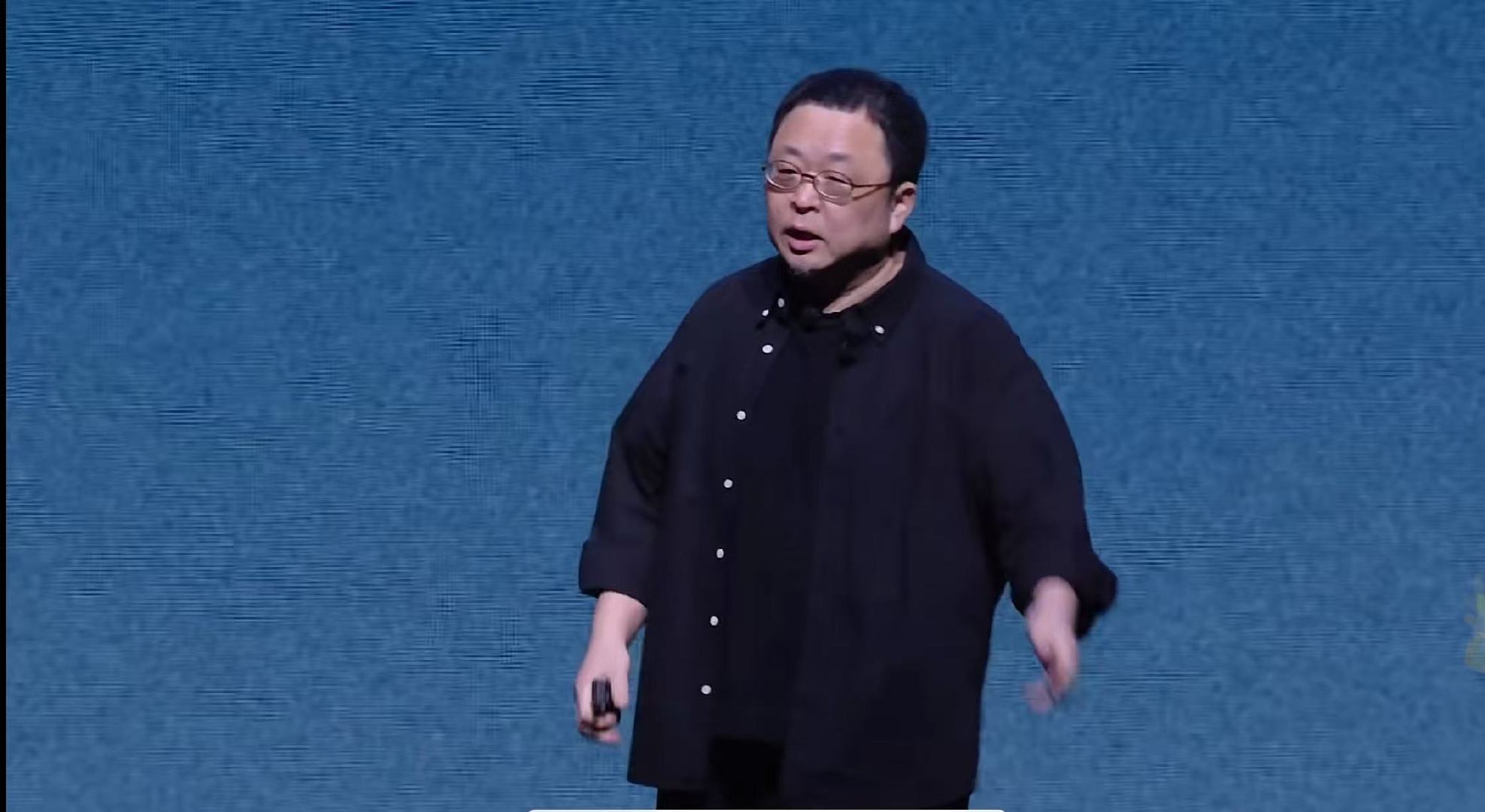 【】12月30日， 年度科技创新分享大会（2025）现场，有媒体发现，影视飓风老