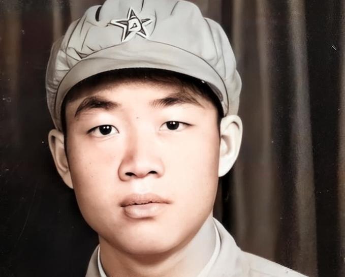 1951年，我军一名新兵在擦拭炮管时，发现对面美军基地有一个突兀的小山包，心痒之
