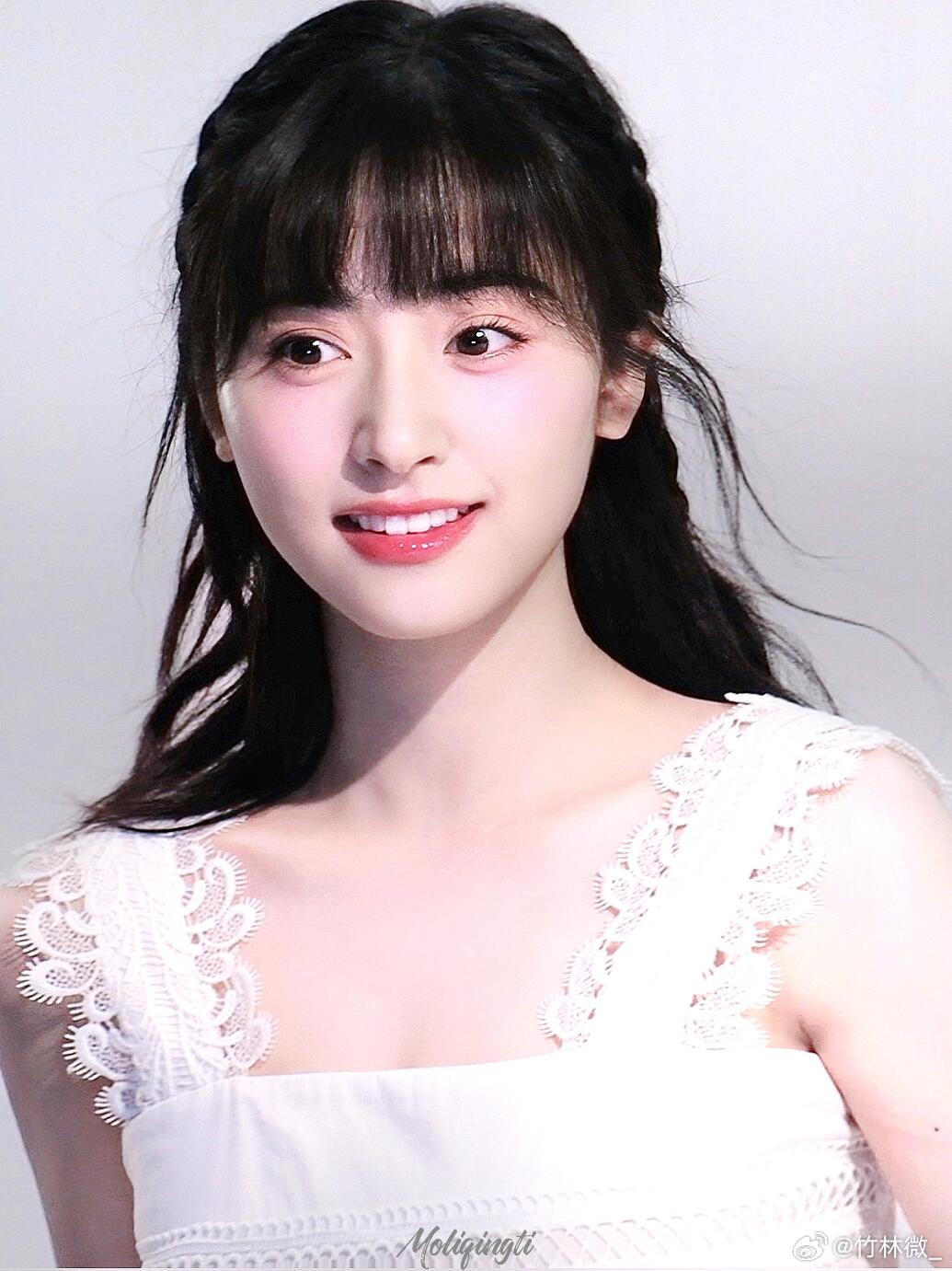 天沈月怎么能这么美萌啊！感觉这个妆造配清楚系的裙子会非常的好看🤤沈月｜中餐厅 