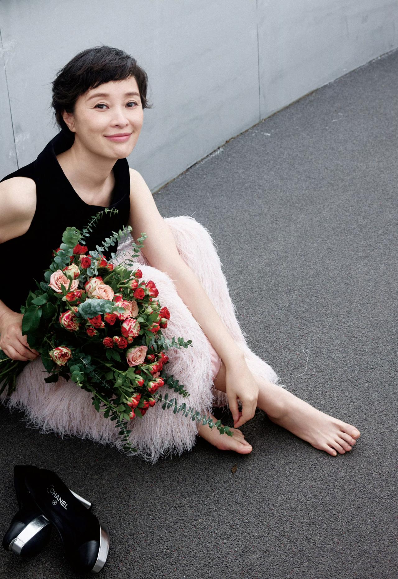 她美得很自然，连写真都像原生态的；剧场里，她演技精湛、可圈可点；生活里，她随心而