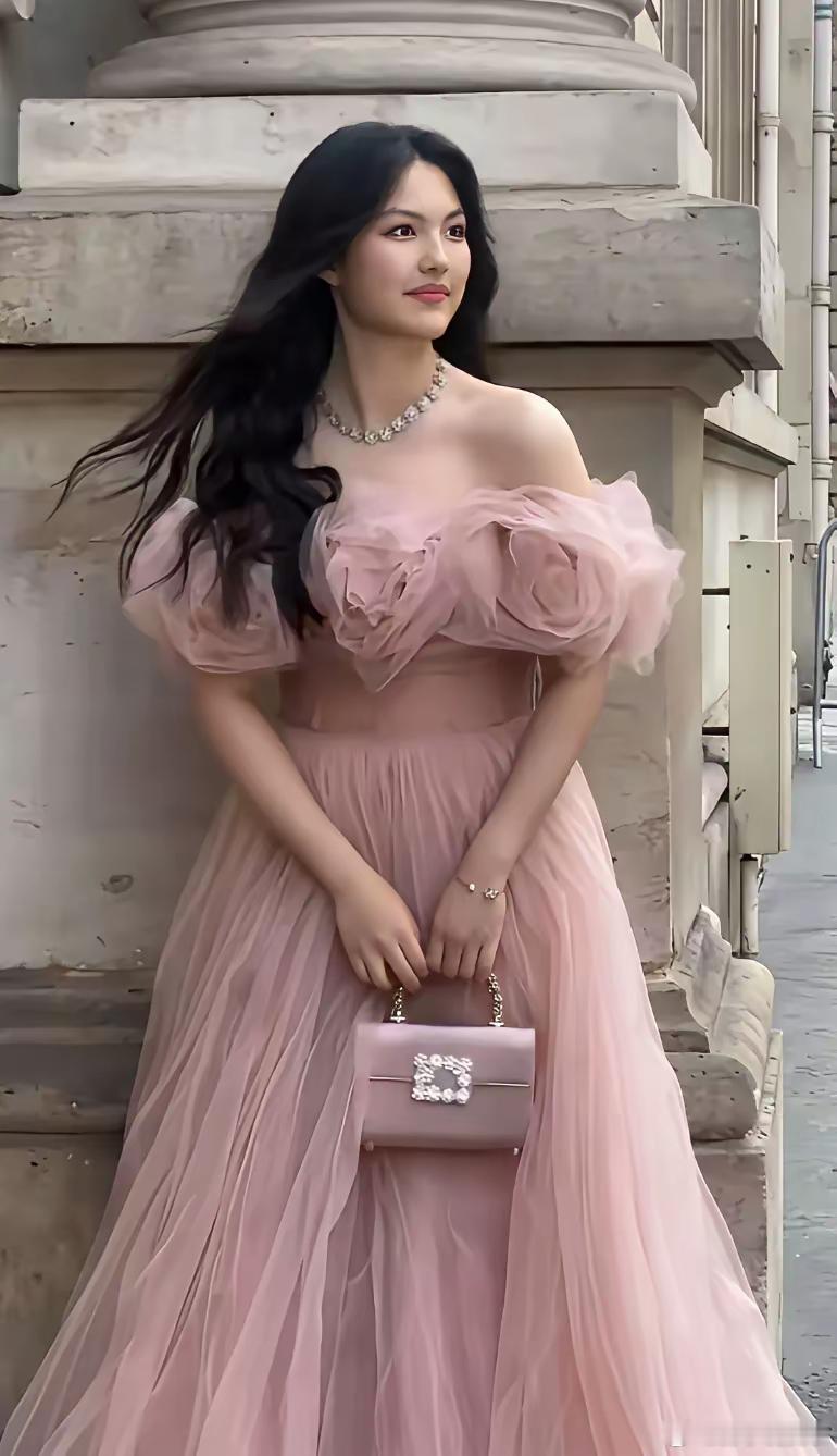 王诗龄，长成大美女了。她有点像章小惠，家庭条件很好，肤白貌美、善良和气又有才华。