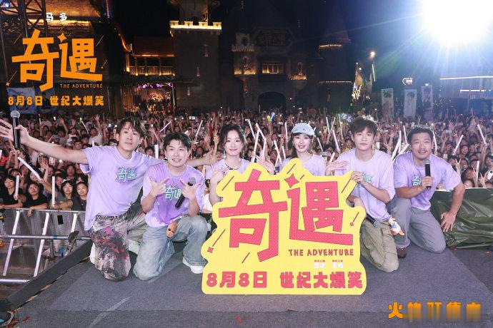 贾冰cos非主流表情五官长一起了贾冰直播五官挤成一团笑翻全场！可以截图做表情包了