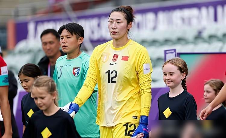 她瘫在地上，眼看球滚进空门。中国女足，就这样被一个人的犹豫葬送了决赛。
上半场