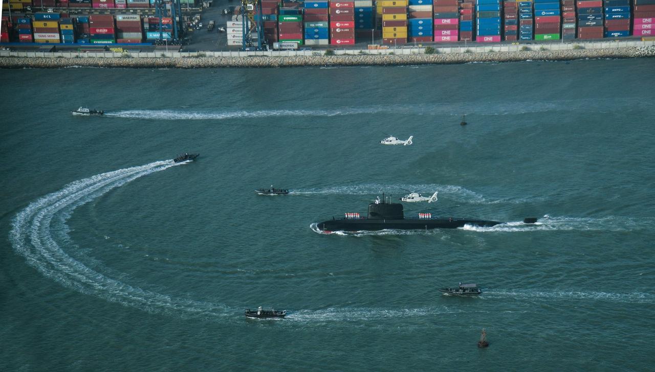 巴基斯坦民众热闹欢迎，中国造“汉果”号潜艇抵达卡拉奇，巴基斯坦全面转向中式武器！