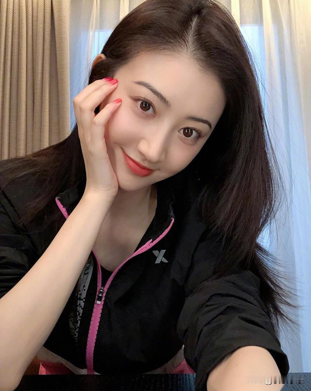 景甜的家居照。  1--4图在家里练瑜伽；5--8图在家里收到生日礼物。她真是肤