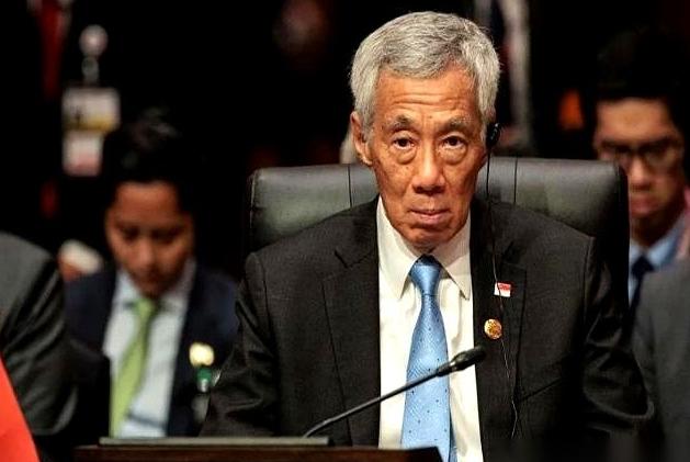 印尼的货船，以前去趟中国，得先在新加坡那儿拐个大弯，卸货、报关、再装船。新加坡啥