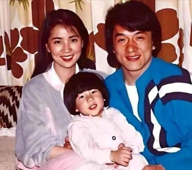 野花再美，只要原配不闹，成功男人是不愿意离婚的。

事业有成的男人，更加注重自己