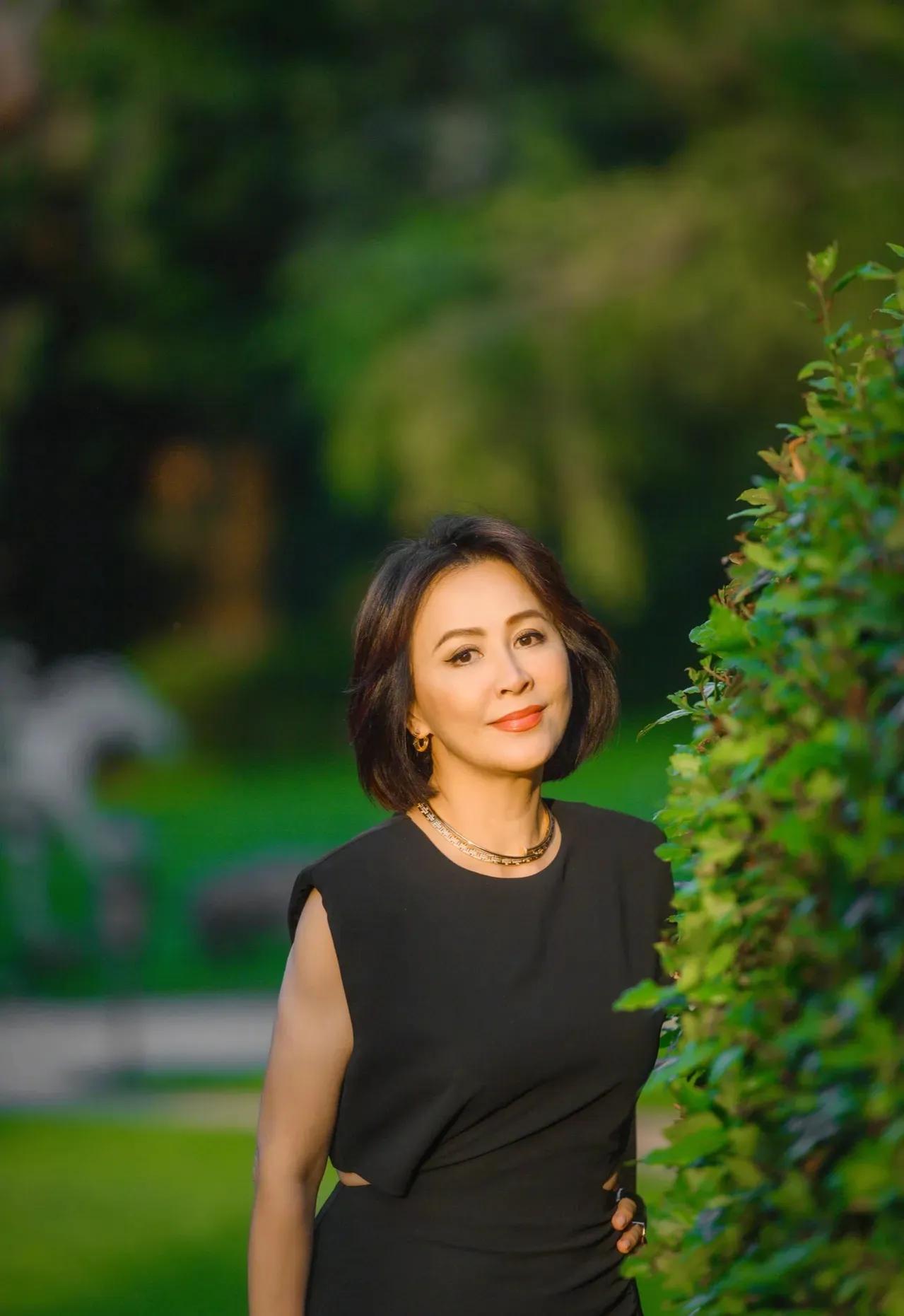 谁敢相信这是年近花甲的老奶奶呢？如果不认识她，说是妙龄少妇应该也有人信吧？

头