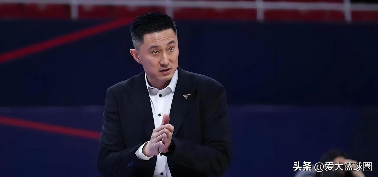 杜锋对于网友的建议可以不理，但不得不听朱芳雨的建议！

昨天，广东就已经抵达四川