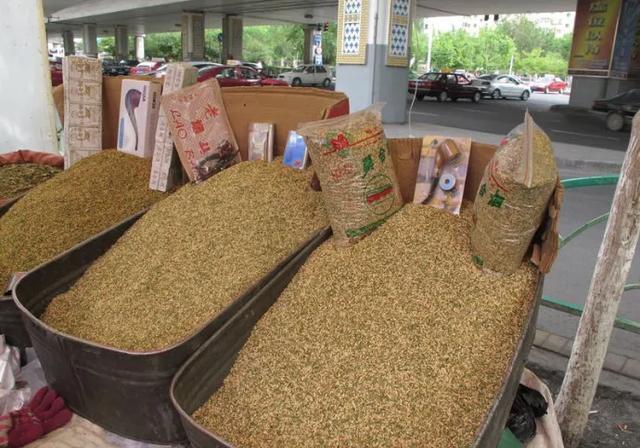 上世纪六十年代，一批因家庭成分问题被遣送至边疆的新生员来到新疆生产建设兵团。他们