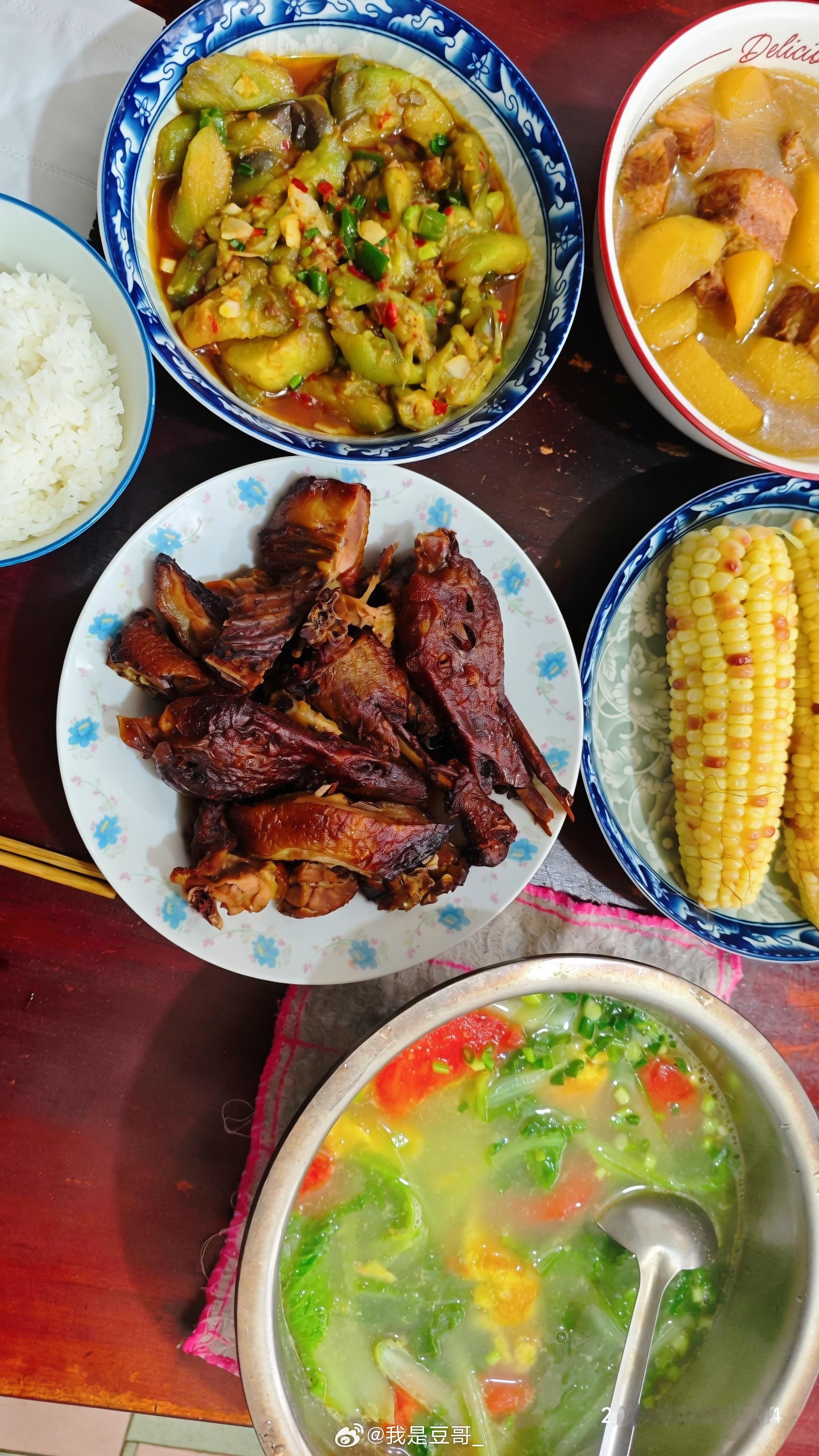 四川农业大学雅安校区 家常小食，暖透时光这一桌子的烟火气，是家最温柔的模样。白米