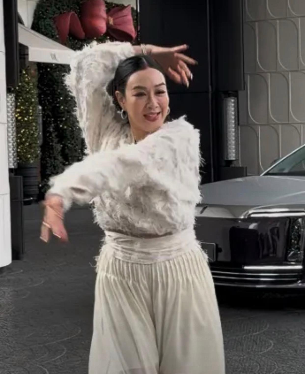 活的开心就挺好了，不必在乎你是谁年轻时身材太丰满，年龄大了就很难瘦了。55岁的钟