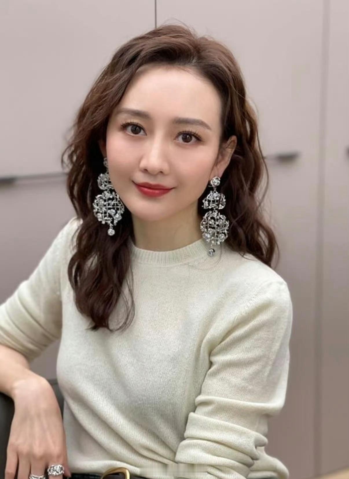 王鸥承认有孩子看着如今的王鸥，会由衷感慨她一路走来的不易。谈及原生家庭的过往，总