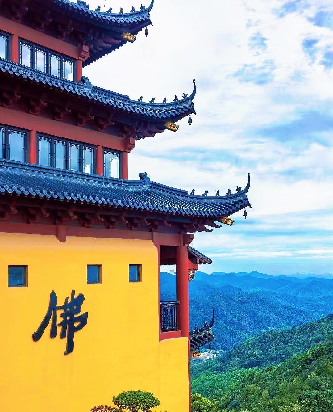 两个日本间谍在普陀山当了整整一年和尚，白天抄经，晚上绘制炮台、驻军、航道等情报。