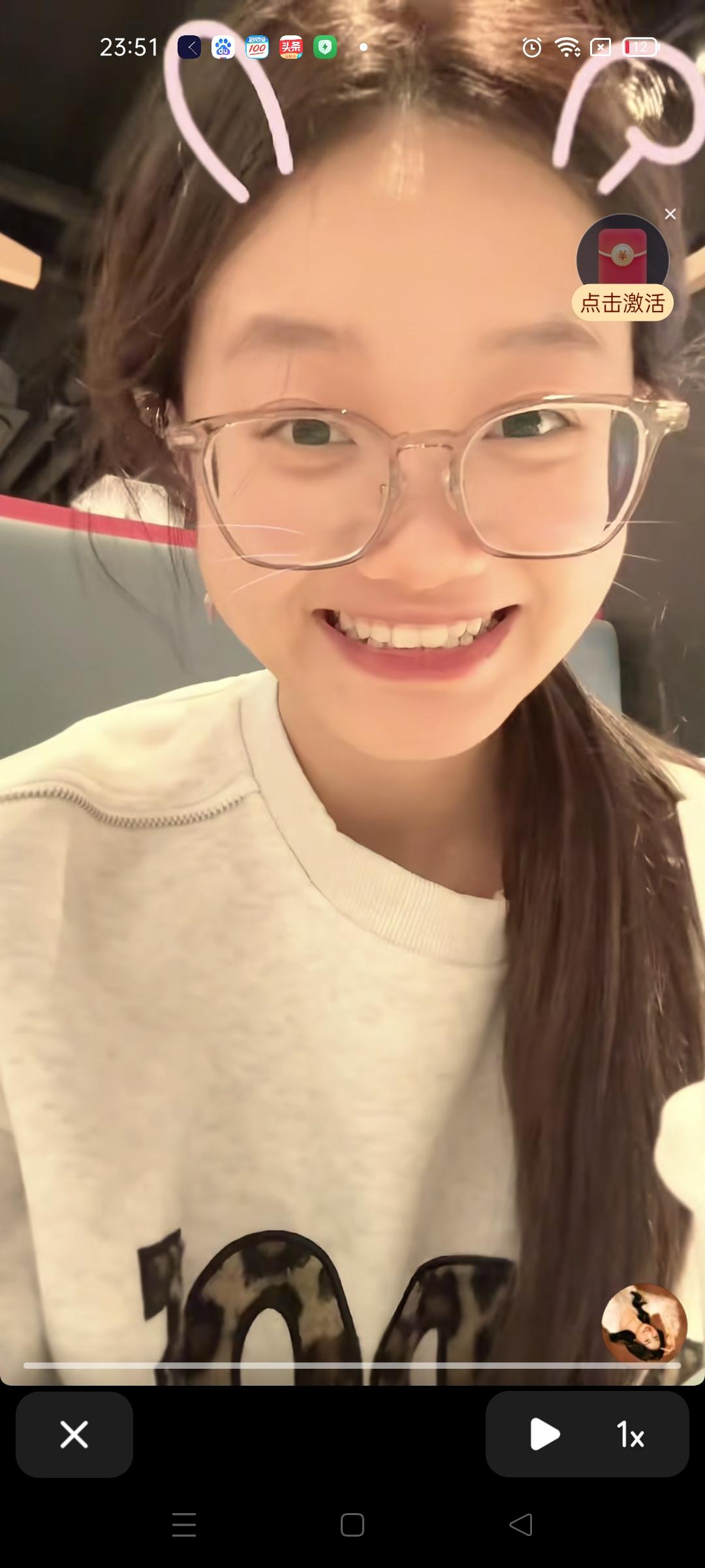 孙卓生日当天，女朋友正式跟大家见面，女朋友除了布置了温馨的场景，还有鲜花蛋糕等礼