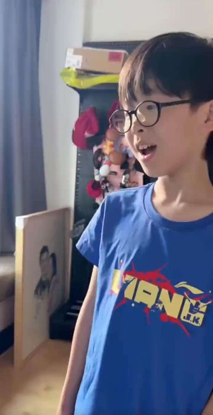 俩人回家就开始战斗，二宝从小练点海豚音。
大家看看能上歌手吗？
