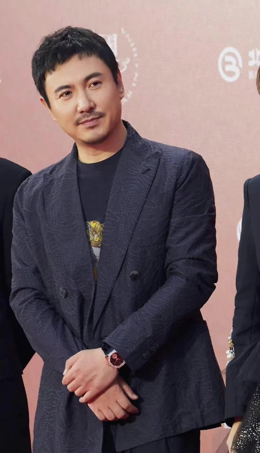 谁把沈腾QQ空间盗了沈腾现在只在综艺里面串了，老不正经，一点作品也没有！ 