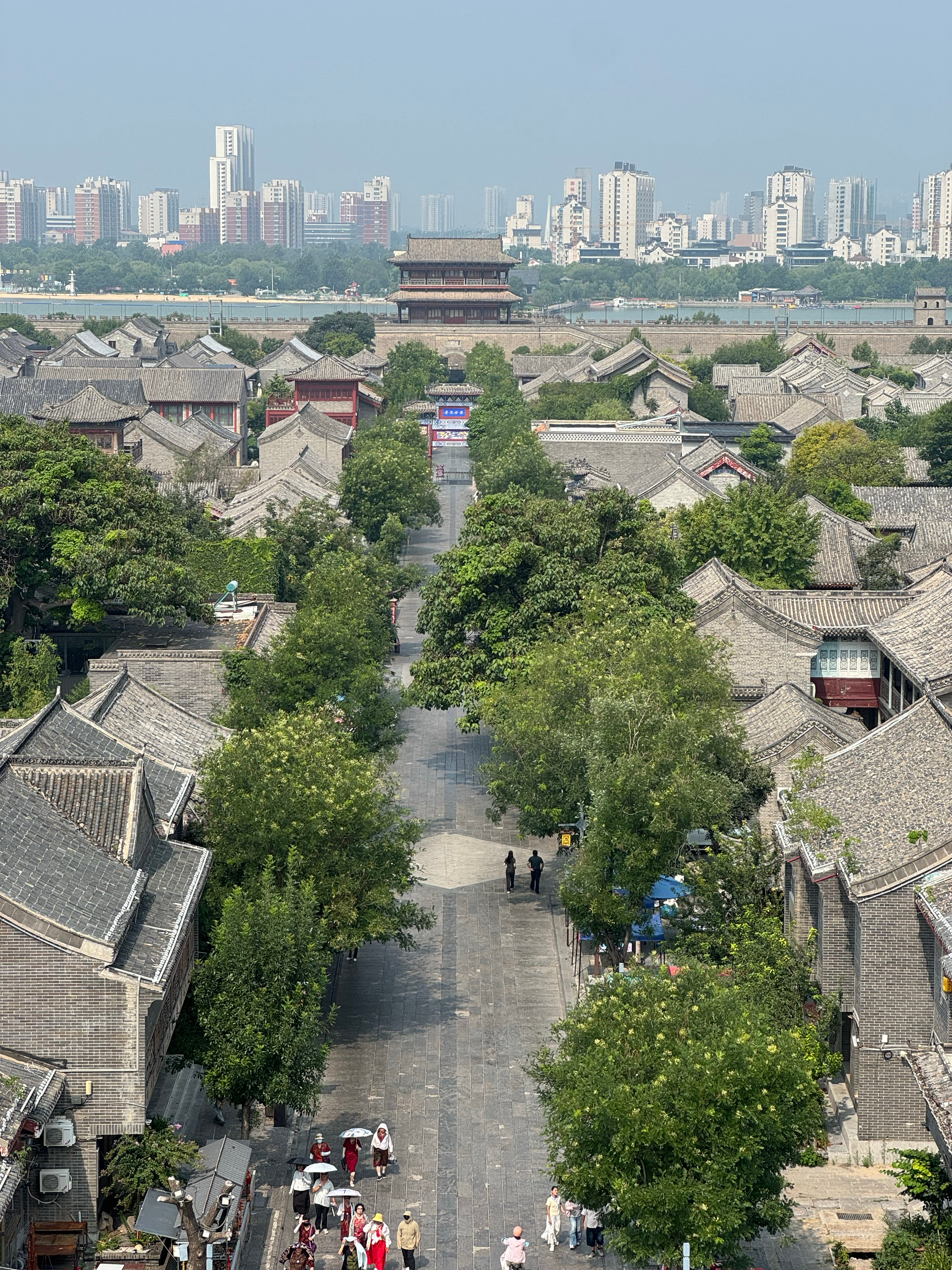 发现宝藏山东一起发现宝藏山东 漫步聊城水上古城，打卡地标光岳楼六百余年风雨，飞檐