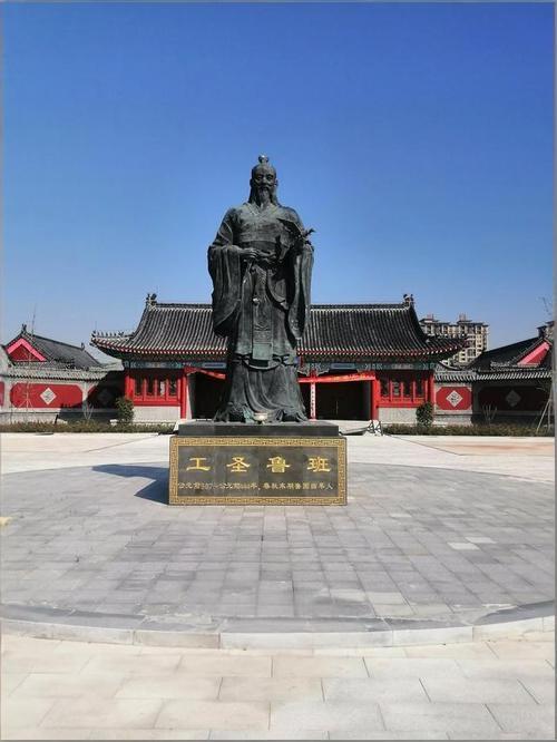 鲁班造锯：灵感源于生活的智慧火花
       鲁班，这位古代工匠的传奇人物，曾