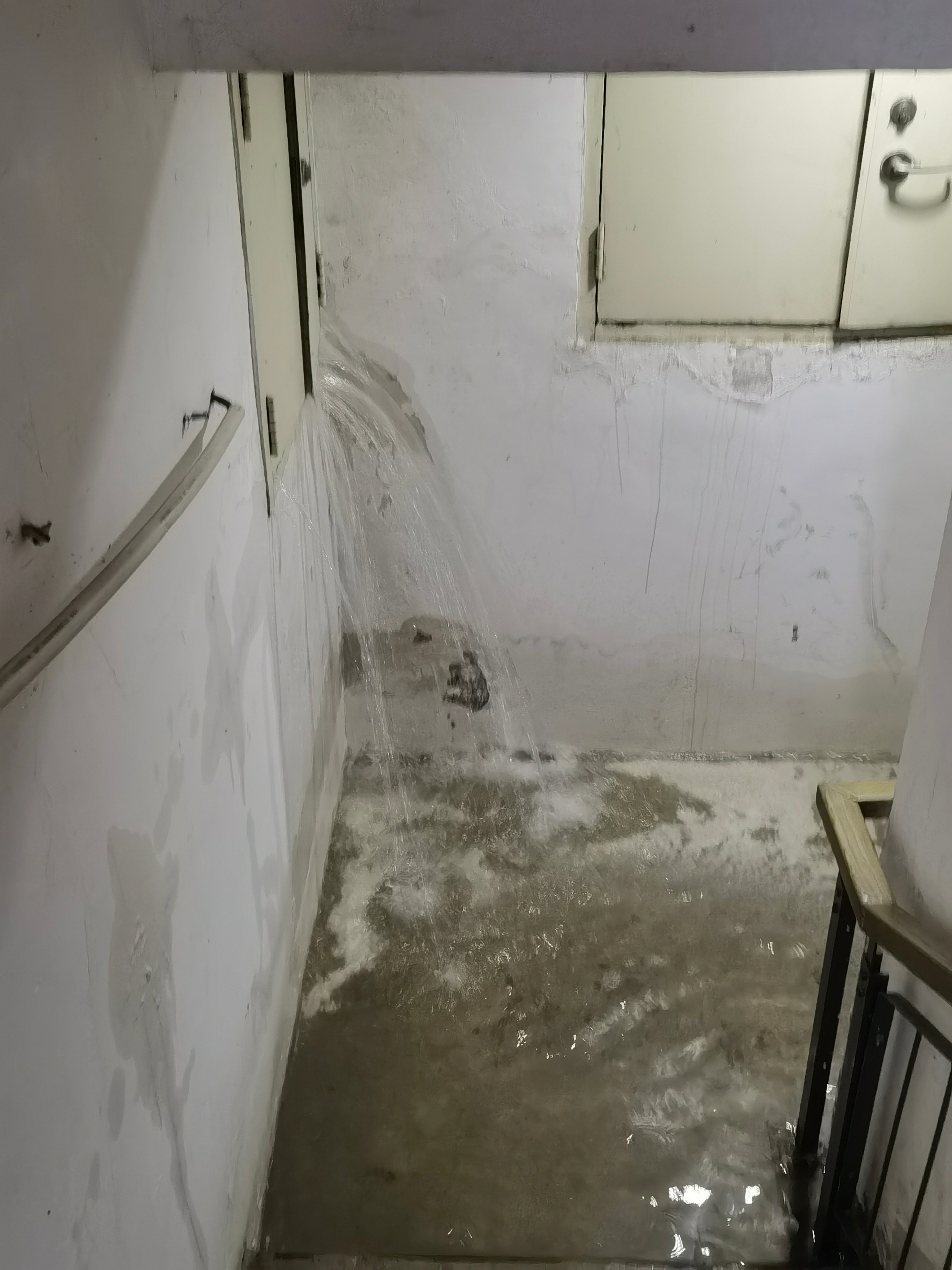bbq了我们家通往地下车库中间层跟开了水龙头一样，我上电梯的时候电梯井的声音就跟