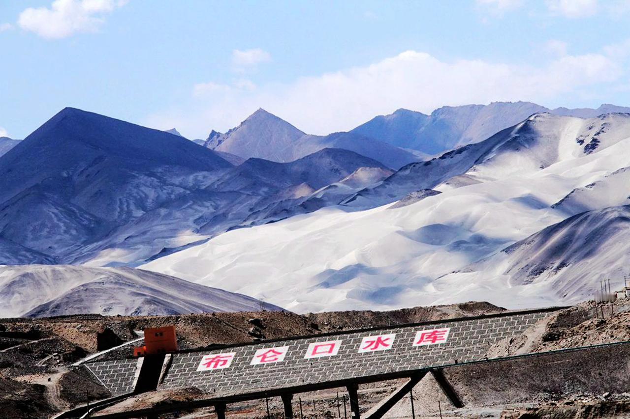 #晒出你路上遇到的美景新疆#
#一张图片证明你来过新疆#

布伦口水库 白沙湖