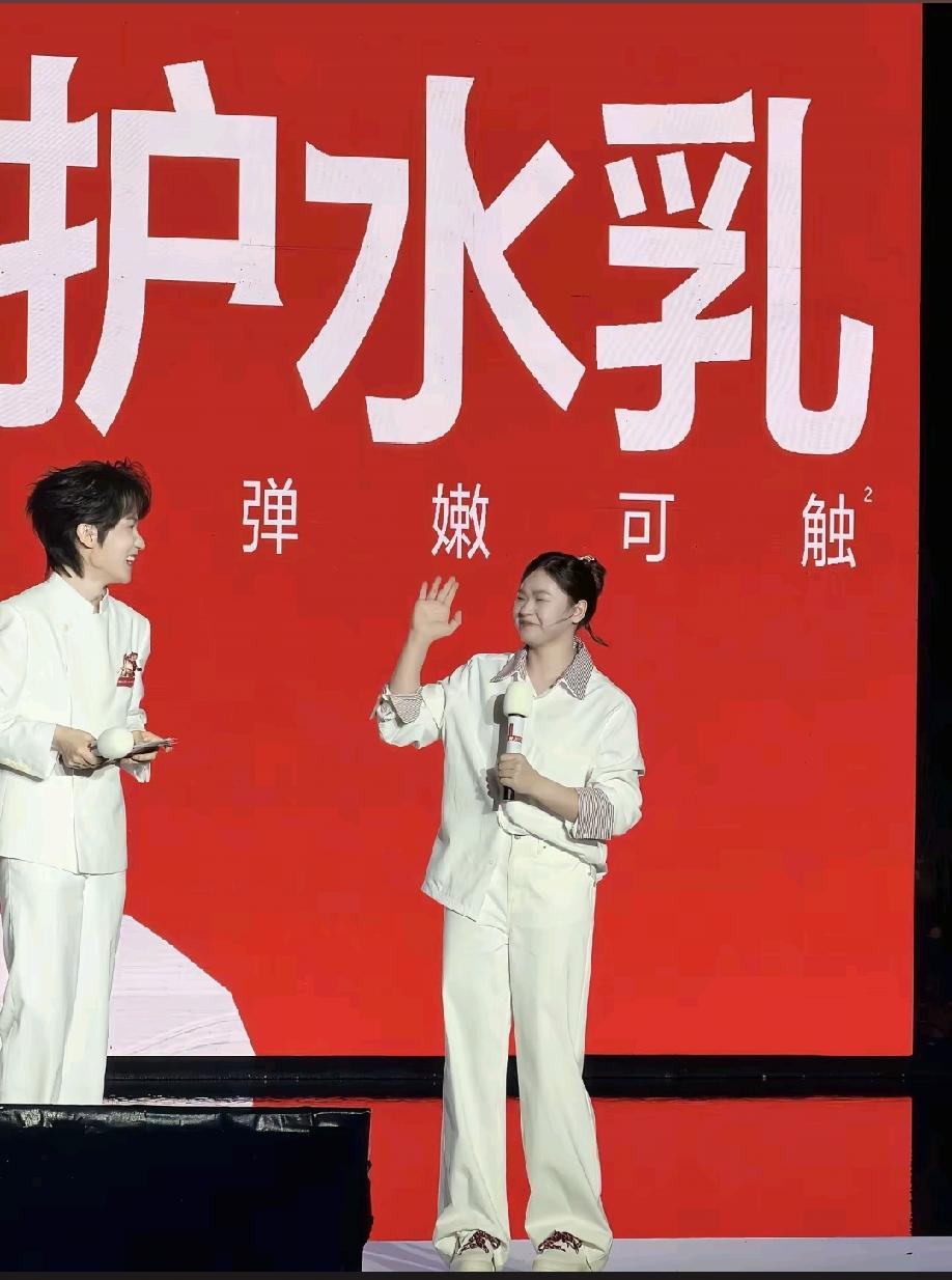 全红婵格外的亮眼，
长高了，身材亭亭玉立，利落单的发型衬得整个人清爽干净。虽是发