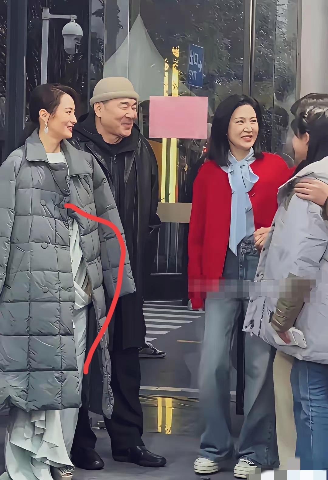 蒋勤勤那件羽绒服薄到透明。
评论区瞬间分裂成两个世界。
面料是顶级鹅绒填充，零下