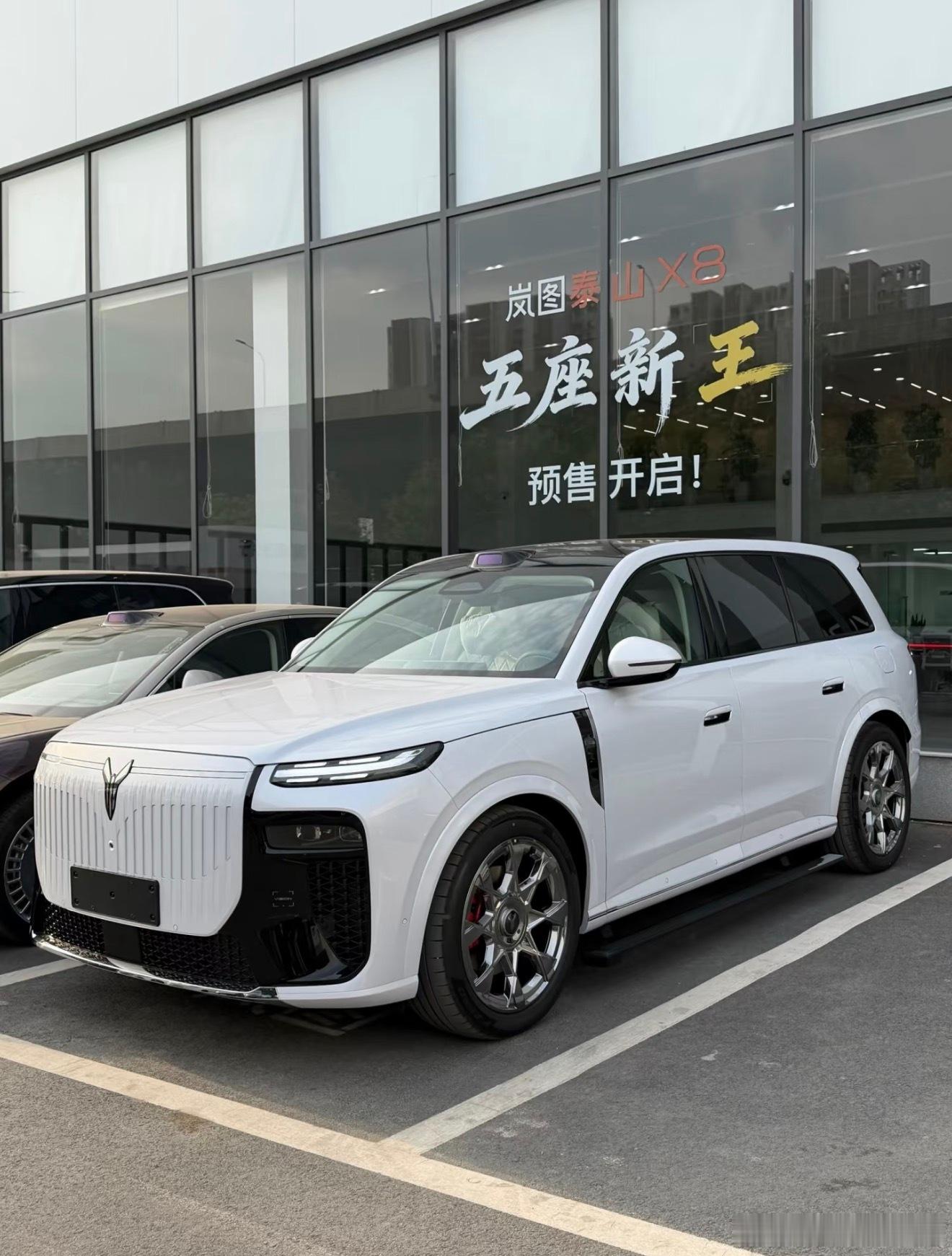 今天客户问我这个车，但是没有多少折扣…官方优惠1万元 其他的很少不过这车看上去长