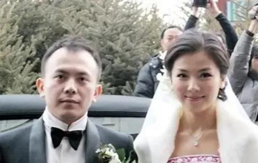 2009年，刘涛在美国生二胎的时候，刚从产房出来的那一刻，王珂突然倒地，身体蜷成