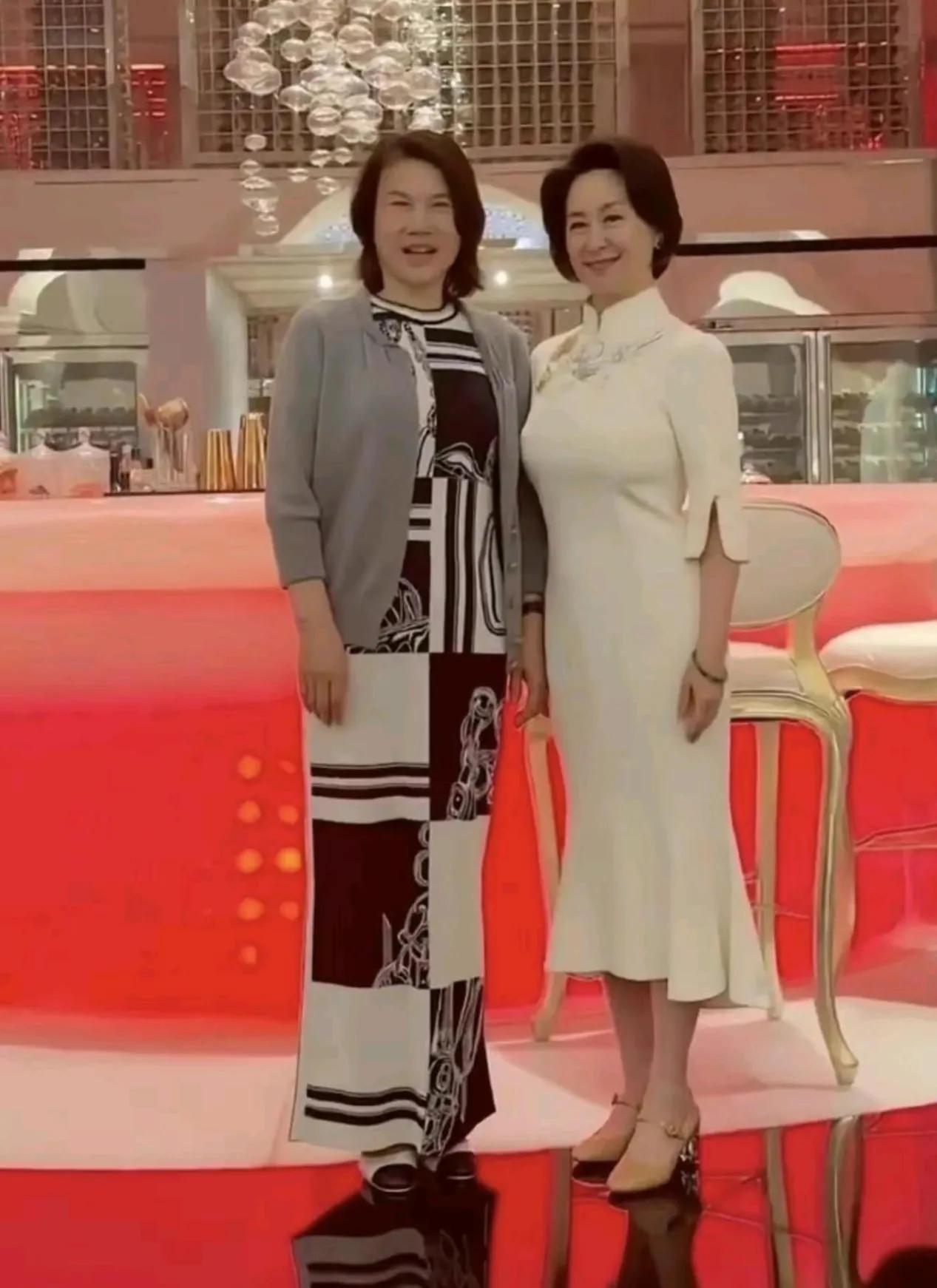 霸气侧漏，气质棒棒滴！女中豪杰尽显霸气！赌王千金何超琼与知名女企业家董明珠的这张