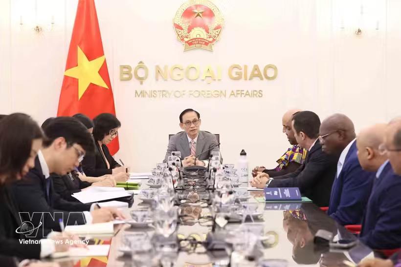 越南外交部长黎怀忠在河内会见驻越非洲国家使节代表团！

从现场可以看到，黎怀忠坐