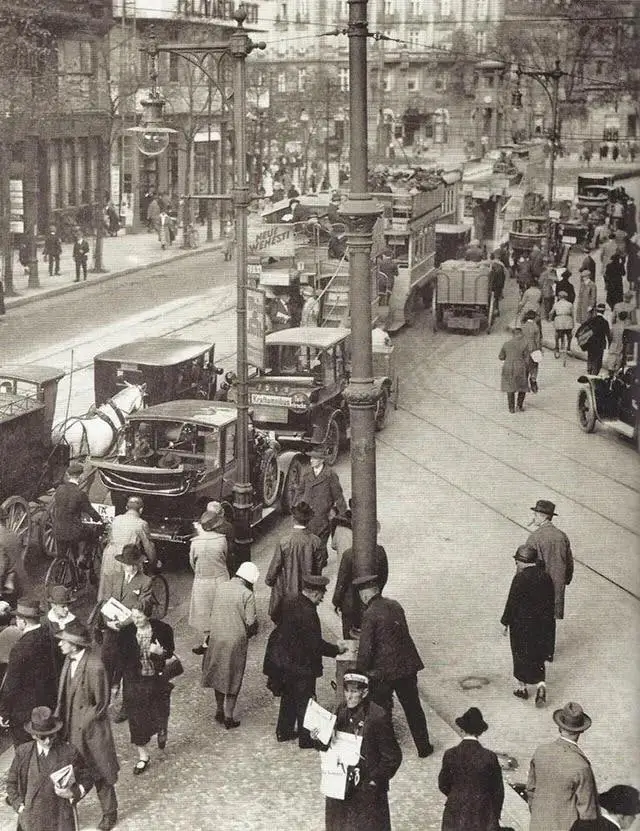 高峰时段，柏林，1927 年。