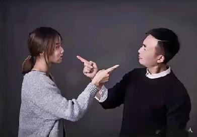 应该是说“你看某某……”。
俗话说:“没有对比，就没有伤害”，时常把自己的对象与