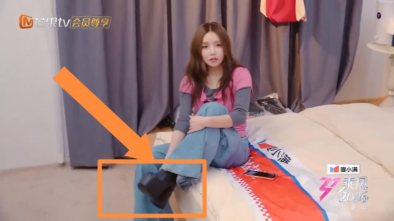 张慧雯真的像防“贼”那样
防着节目组，
而安崎直接跟陶昕然抱怨
节目组的操作。