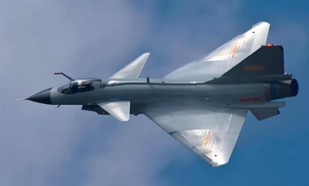 一旦歼10CE降落在平壤，下一秒，美军的F-35、萨德雷达和日本的出云号航母，就