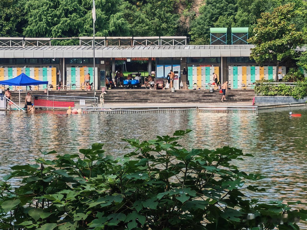 户外游泳基地——蚌埠健身塘，当地人曾称为“害人塘”。位于雪华山下，紧靠龙子湖风景