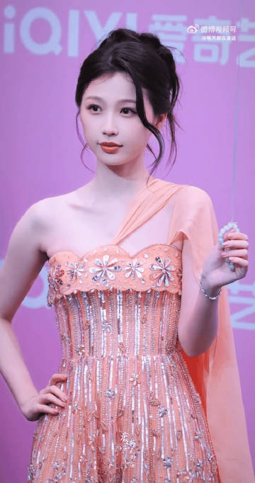 姜妍在台下笑意盈盈地看着她女孩子的友谊好好嗑…🥹欣欣颁奖的时候姜妍姐姐一直以很