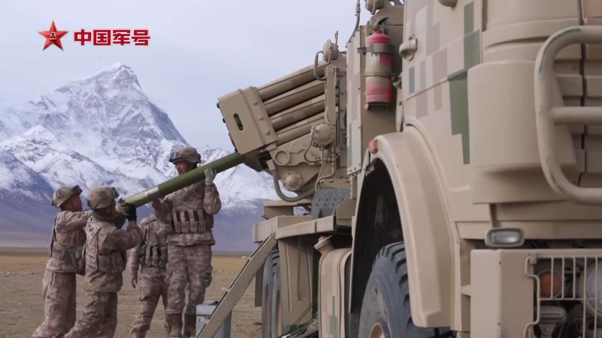 陆军某旅展开火箭布雷车实弹射击考核 