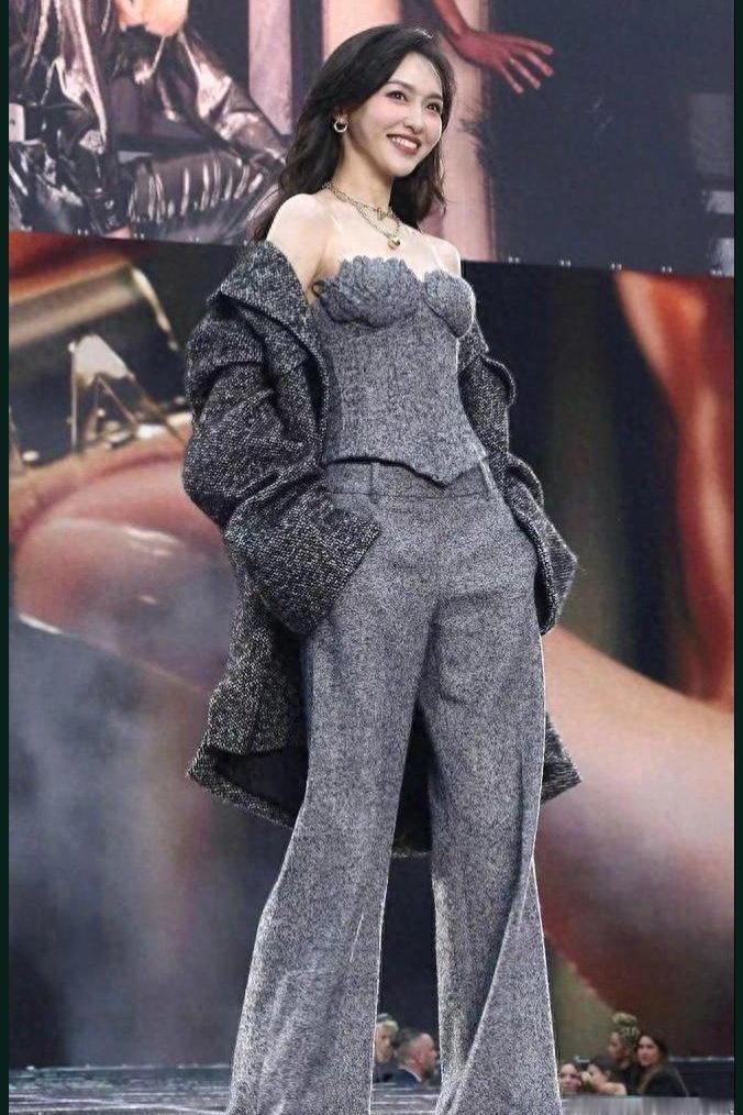 40岁唐嫣国外穿搭直接大胆出圈！
 
唐嫣现身巴黎街头这一身穿搭真的太敢了，连体