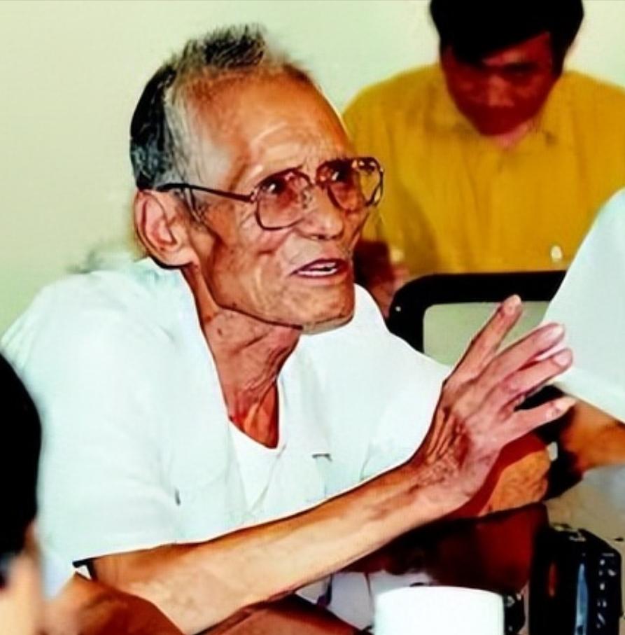 1998年，狼牙山五壮士幸存者葛振林拄着拐，颤巍巍走进公安局，当众一拍桌子：“我