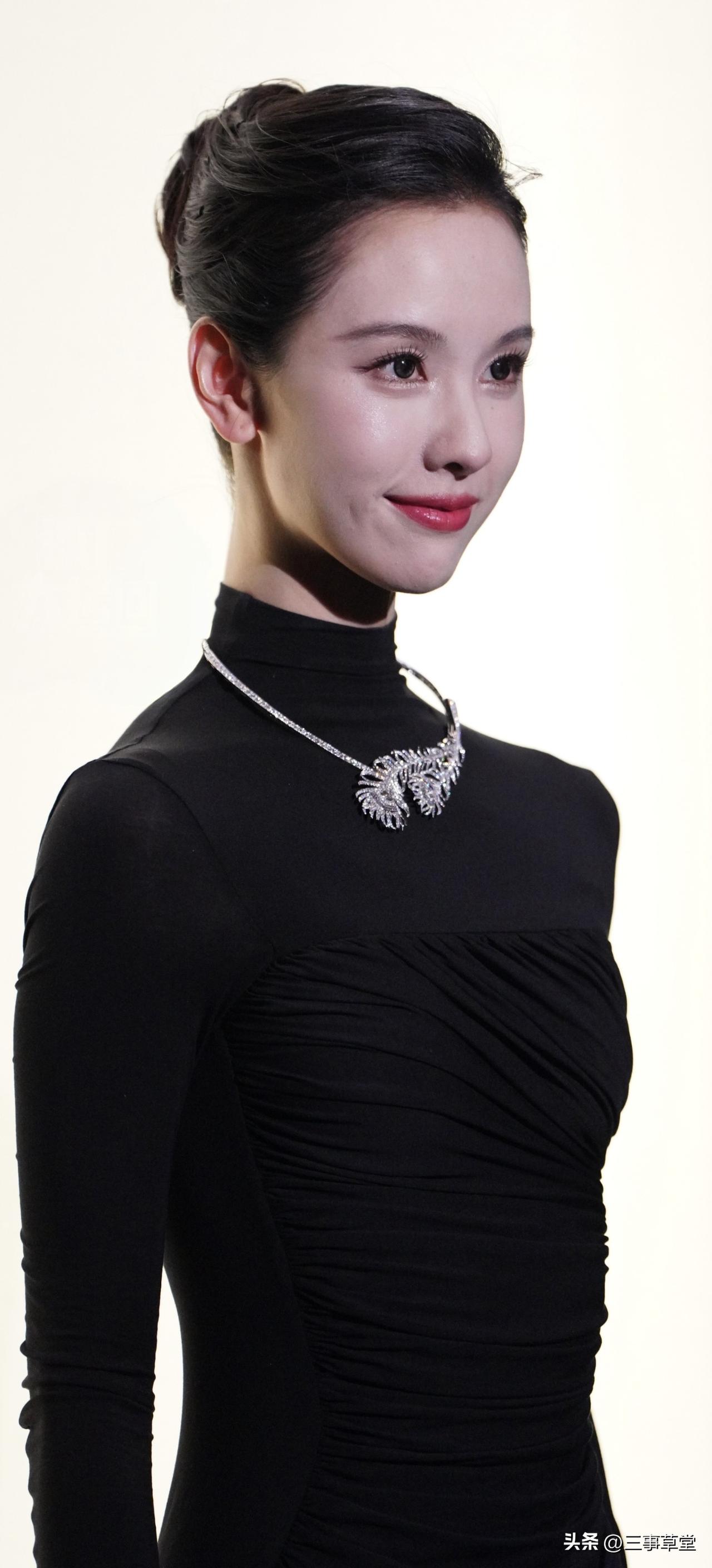 像矜贵黑天鹅颈间点睛的一缕白羽！一袭黑裙勾勒身材的同时呈现出简约高级好品味，搭配