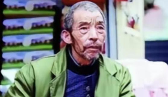 1992年，武汉街头的一摊煎饼大叔捡到2个女婴，后来他终生未娶，将女儿们养成博士