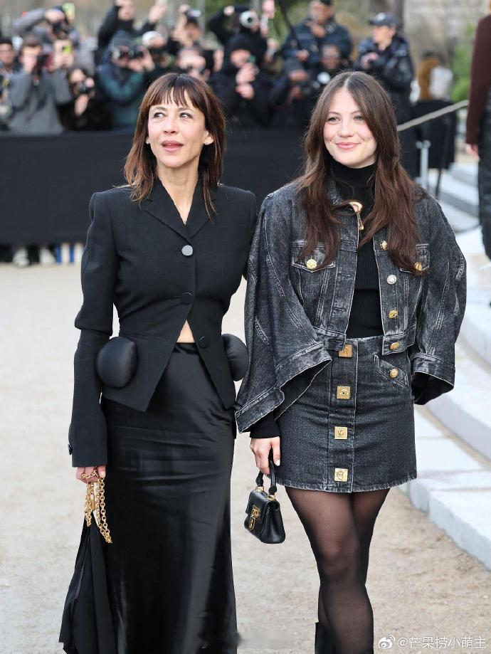 苏菲玛索带女儿亮相时装周苏菲玛索女儿近照 苏菲玛索携女儿现身时装周，优雅气质依旧