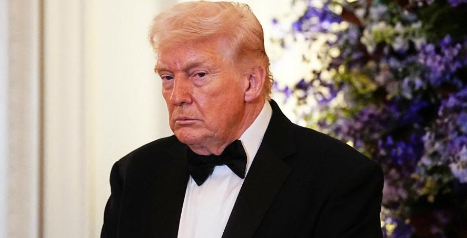 2026年2月22日，据美国特使维特科夫透露，特朗普在大规模军事部署施压伊朗的背