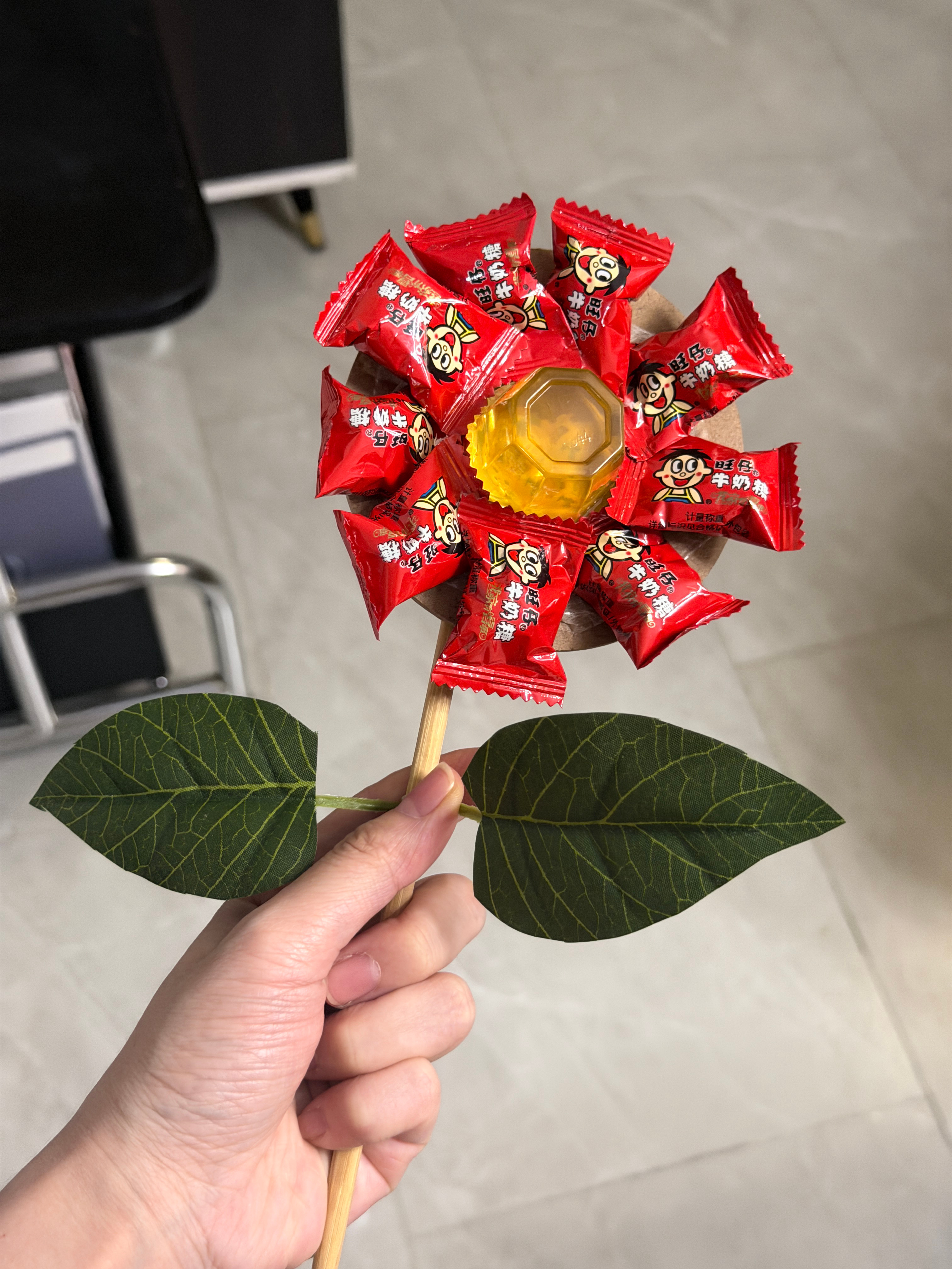 啊哈 大老远这么晚 朋友特地送过来的哈哈六一礼物 好可爱 还带了祝福语给我～怎么