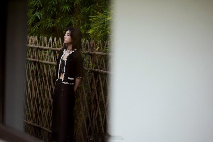 张子枫黑白镂空小香  张子枫叶落竹影微风拂浪漫  看张子枫穿着黑色镂空小香风外套