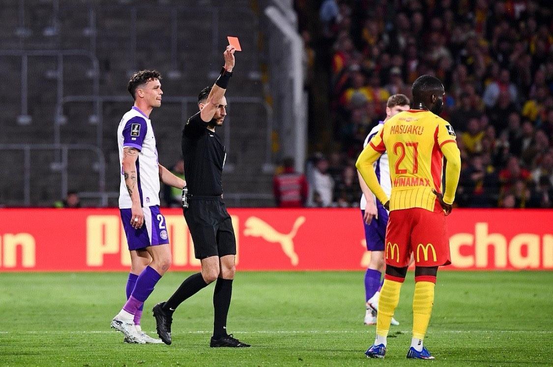 欧洲五大联赛之所以好看、吸引球迷！除了各支豪门球队外，每个赛季都有中下游球队发挥