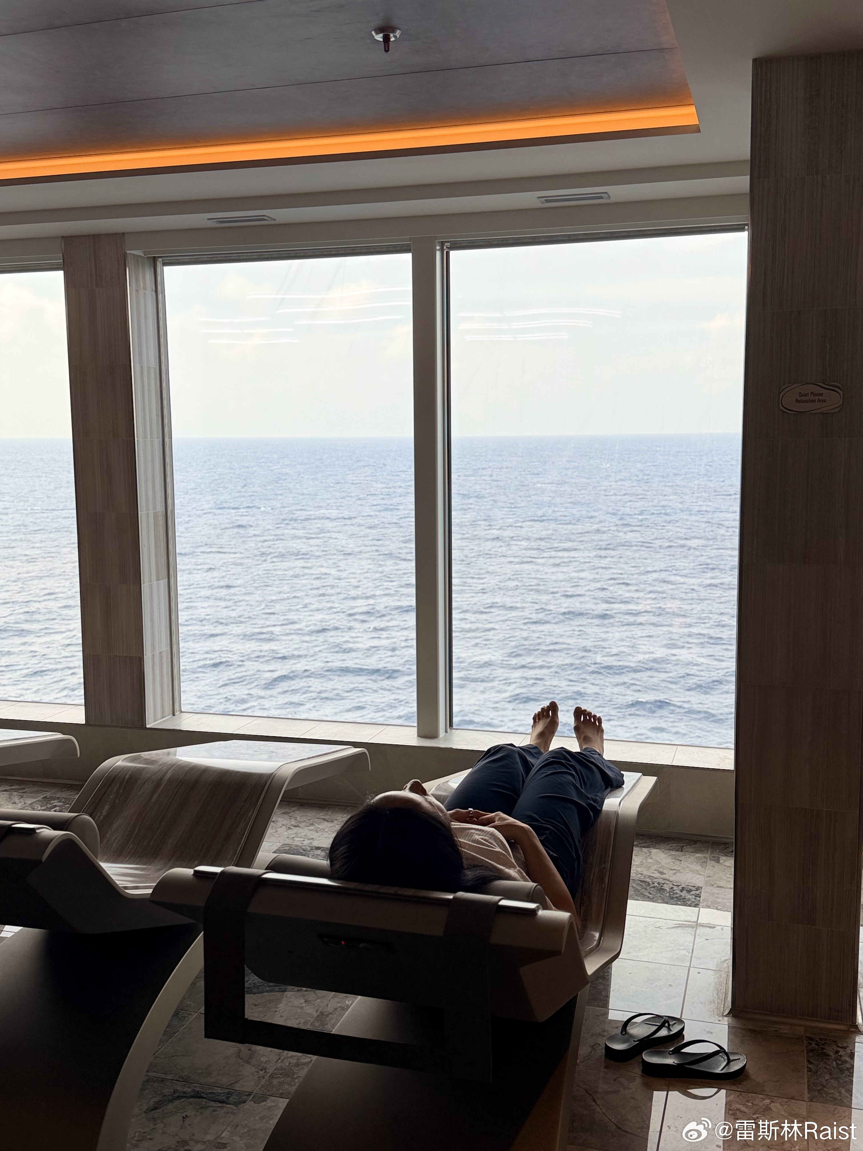 整个迪士尼游轮上最适合躺平的地方！在健身房旁边的桑拿馆里面。尤其这个岩板浴，热热