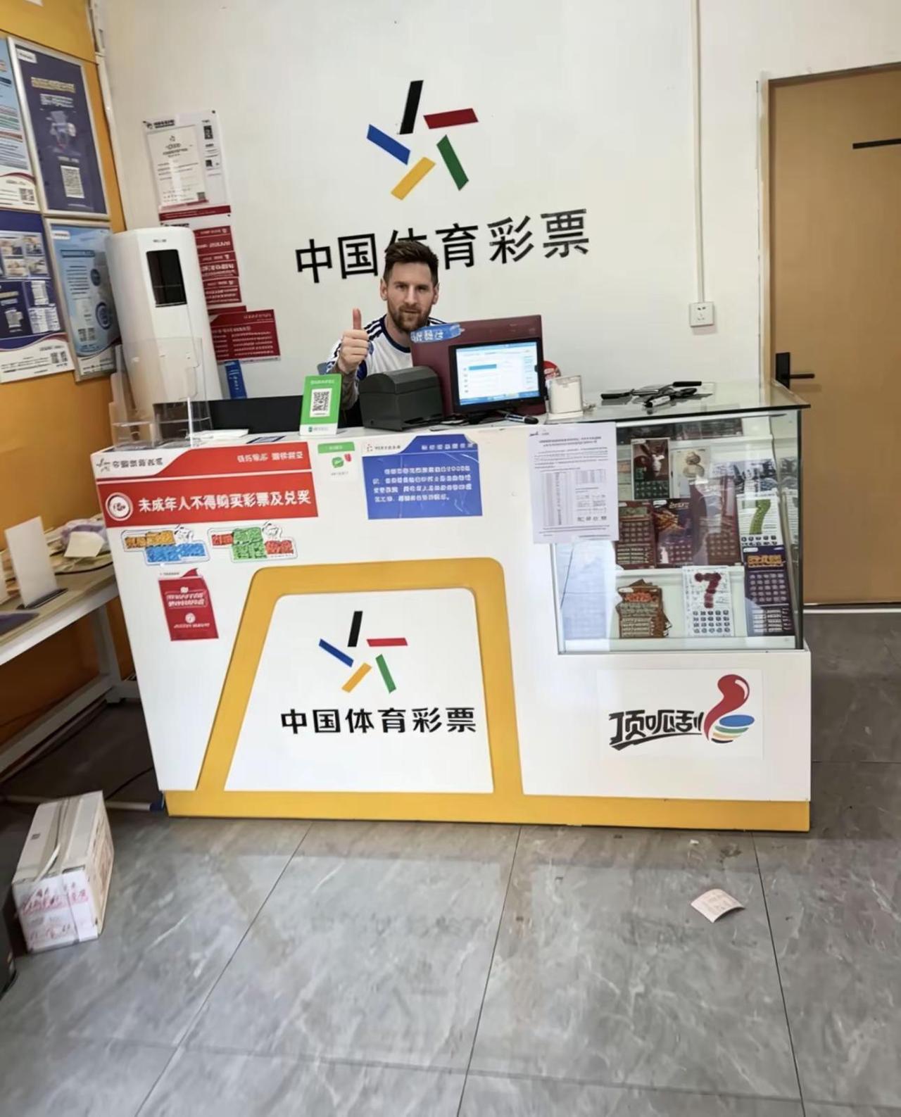 这个人非要来前台拍照，拍照记得要笑