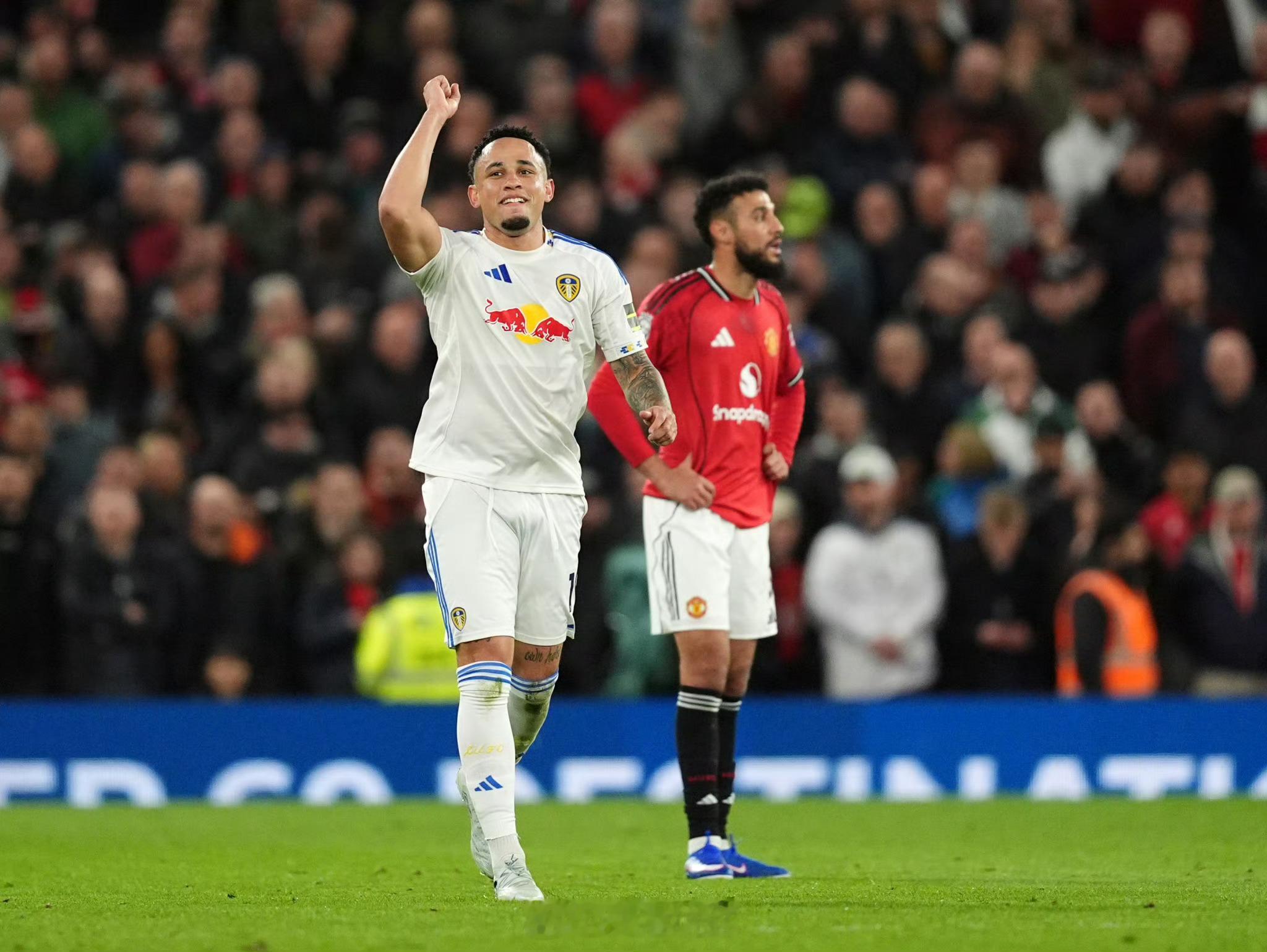 曼联1比2利兹联1:2！曼联主场翻车，利马染红离场，卡里克首尝主场失利创45年尴